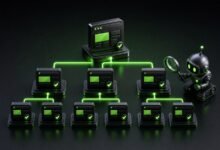 Site haritası gibi dizilmiş web sitesi blokları ve büyüteçle inceleyen tarayıcı robotu